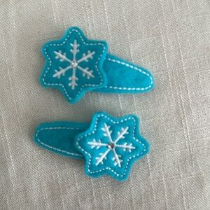 Winter snowflake feltie hair bow clip set
Handmade/embroidered